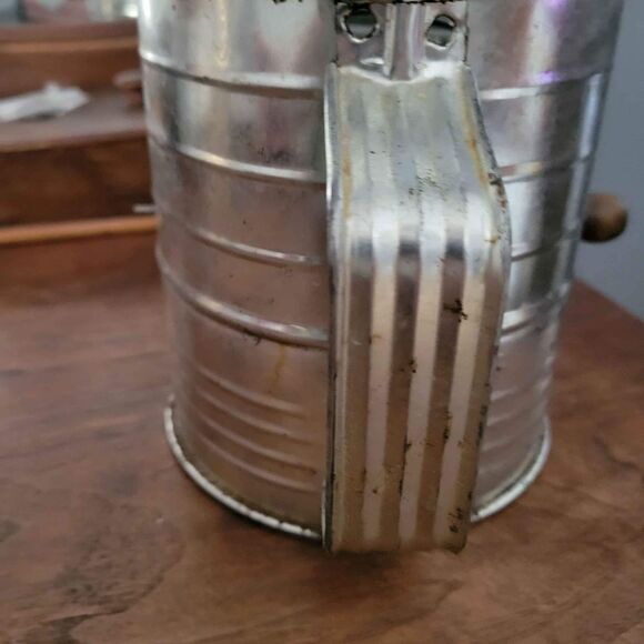 Vintage Bromwell's 5 Cup Flour sifter - Picture 5 of 6